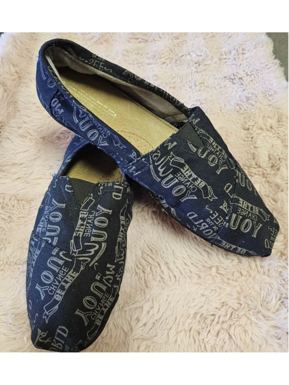 TOMS Classic Canvas Slip On Shoes Mens Size 10 Black Print Be The Change NWOT
